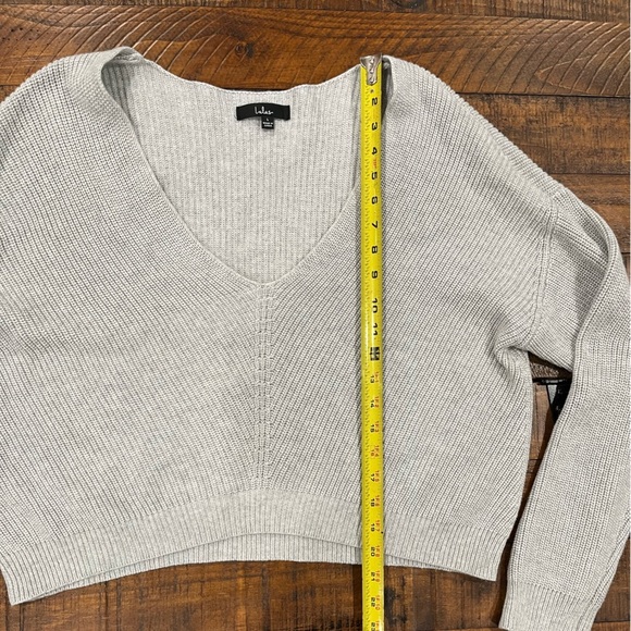 Lulus deep v sweater - Picture 4 of 4